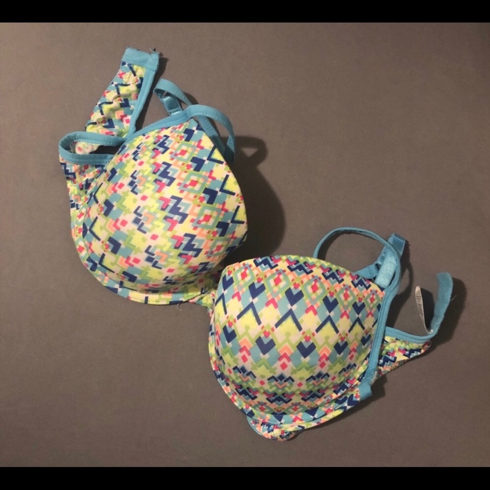 • Bundle of 2 size 36D bras •